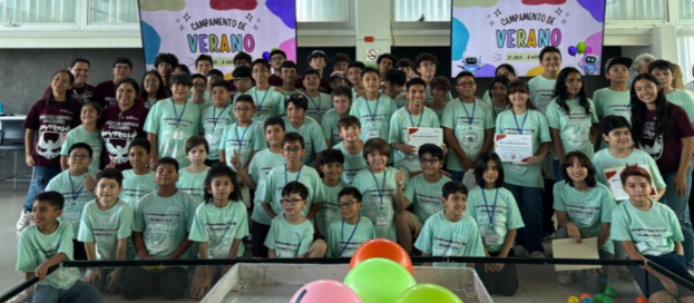 Participantes del campamento de robótica